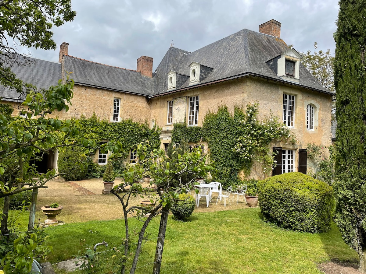 Charmant Studio 35 m2 au calme d'un jardin arboré