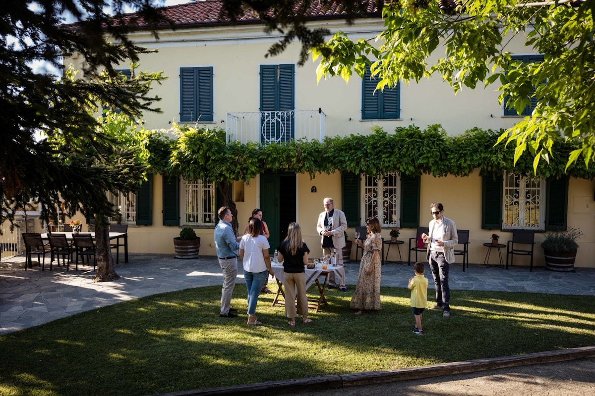 Vingård i Piemonte med oslagbar utsikt och pool