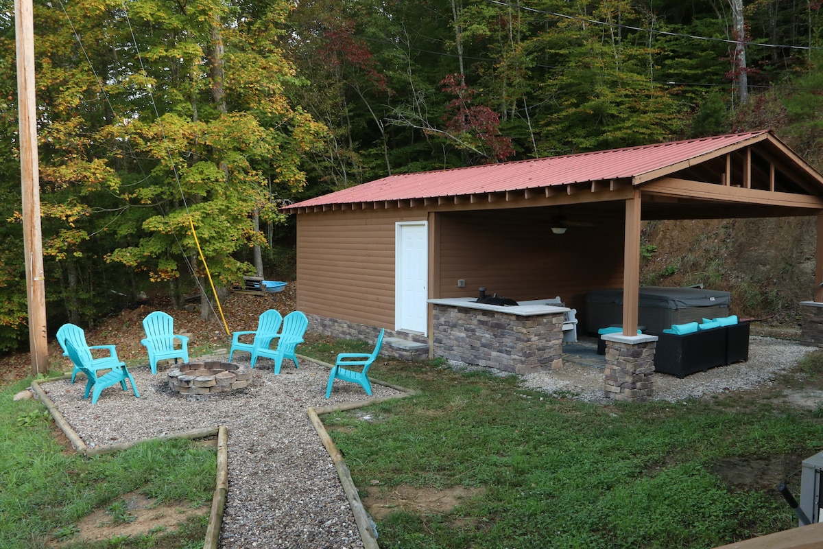 Spacious 3 bedroom cabin with hot tub