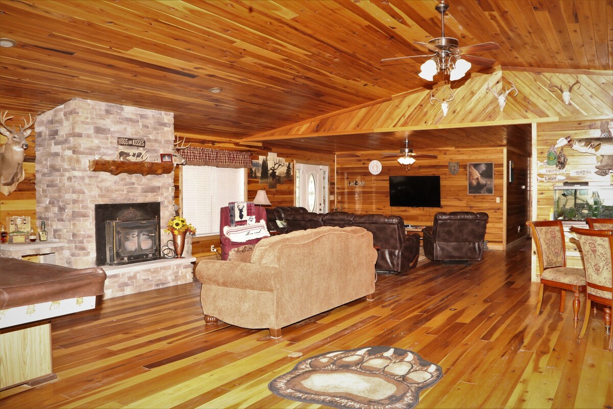 Spacious 3 bedroom cabin with hot tub