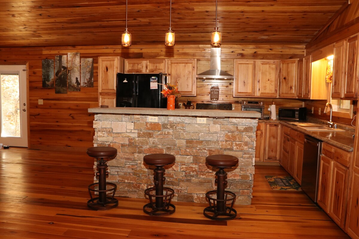 Spacious 3 bedroom cabin with hot tub