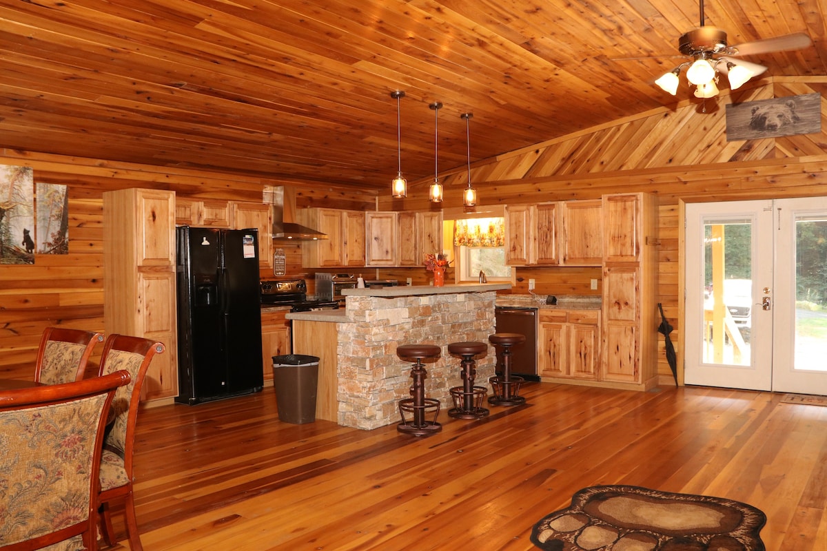 Spacious 3 bedroom cabin with hot tub