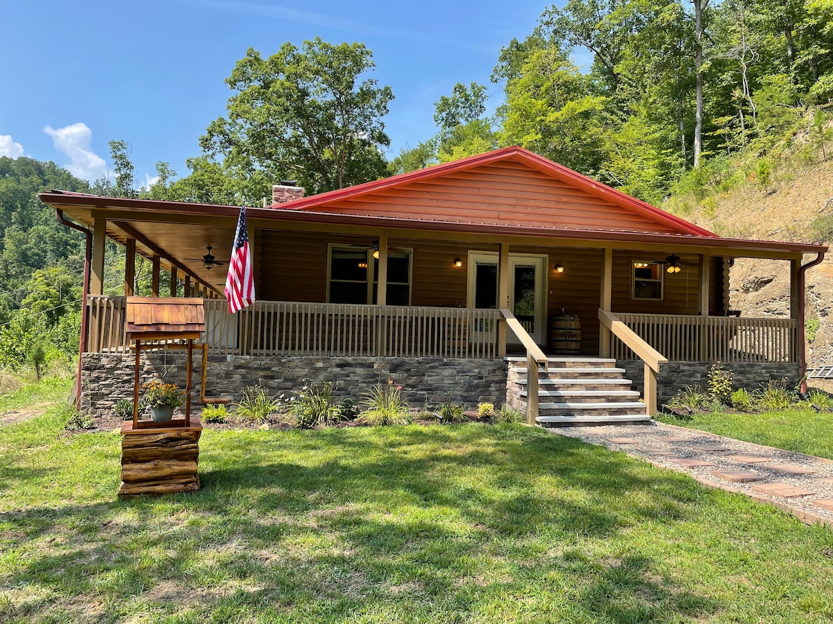 Spacious 3 bedroom cabin with hot tub