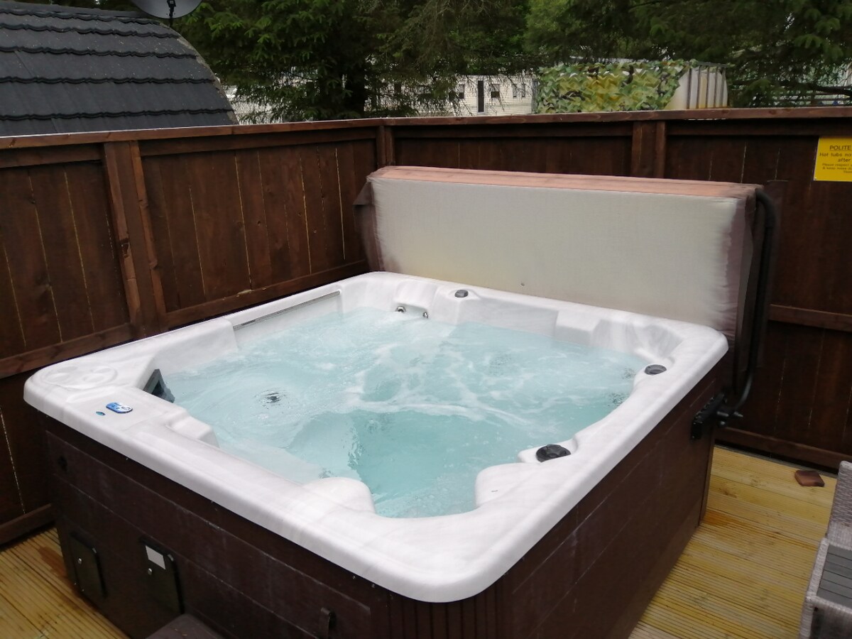 Duisk Luxury Pod with Private Hot Tub