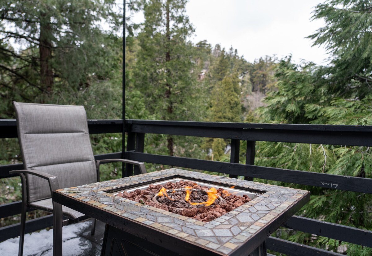 Forest Views | Fire Pit | BBQ Grill | Cozy Cabin