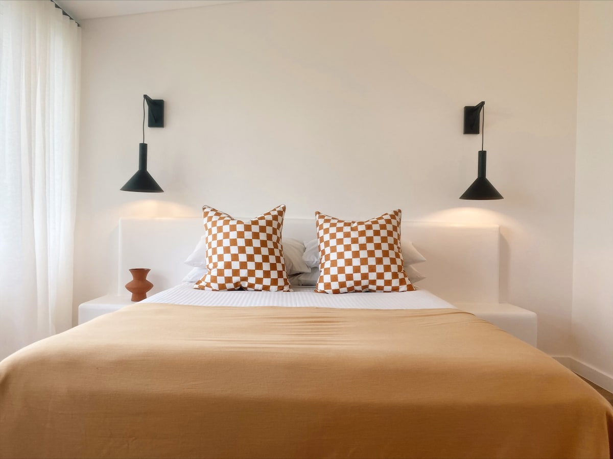 标准双人床+ 1张单人床，位于浆果景观汽车旅馆的房间内