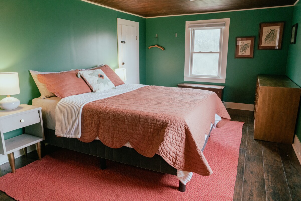 Flanigan农舍-舒适、现代化的3卧室，占地4英亩