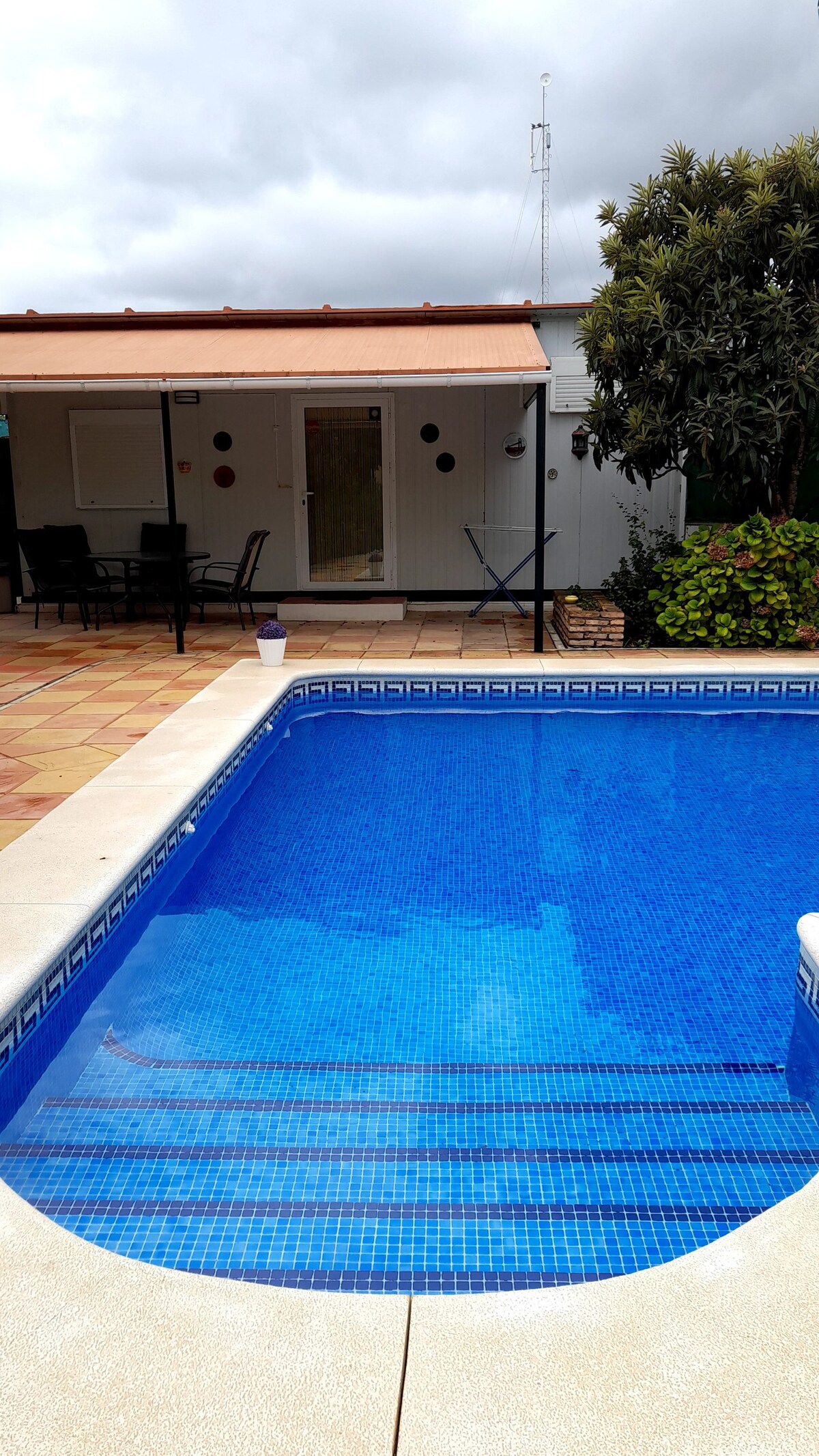 Acogedora casa de invitados con piscina y jardín