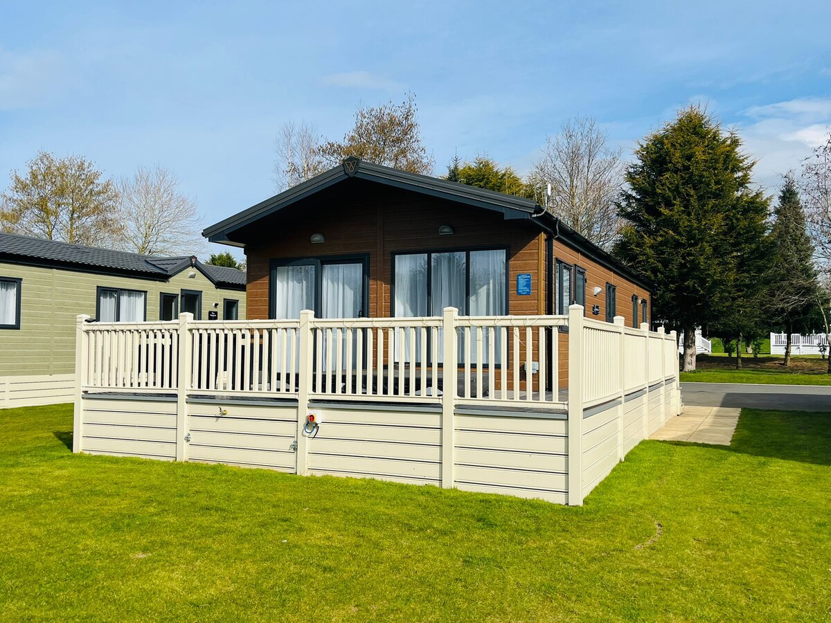 Bushmills Lodge with Hot Tub