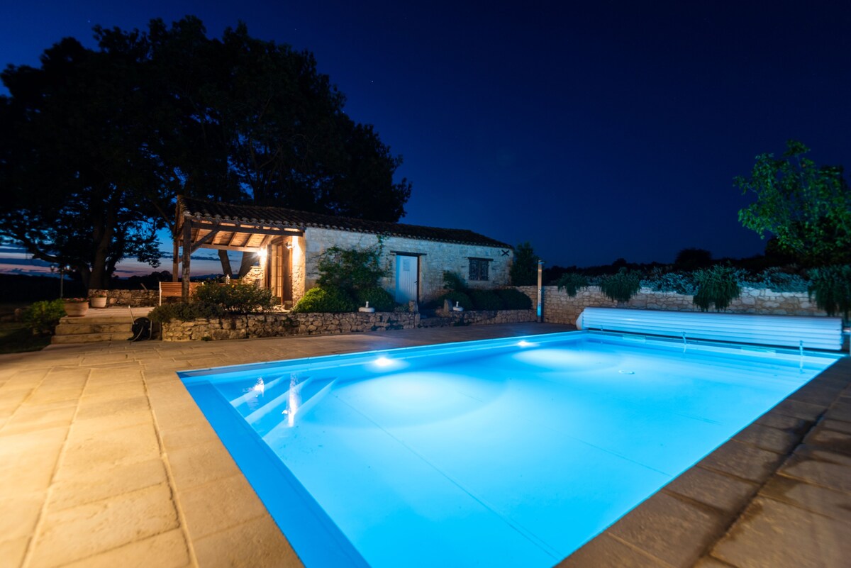 La Maison Pouyteaux. Secure private heated pool