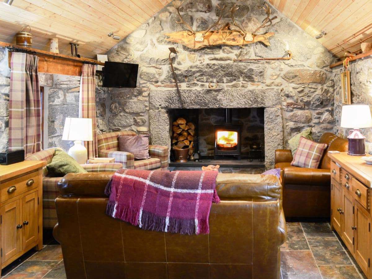 Capercaillie Luxury Cottage with Hot Tub