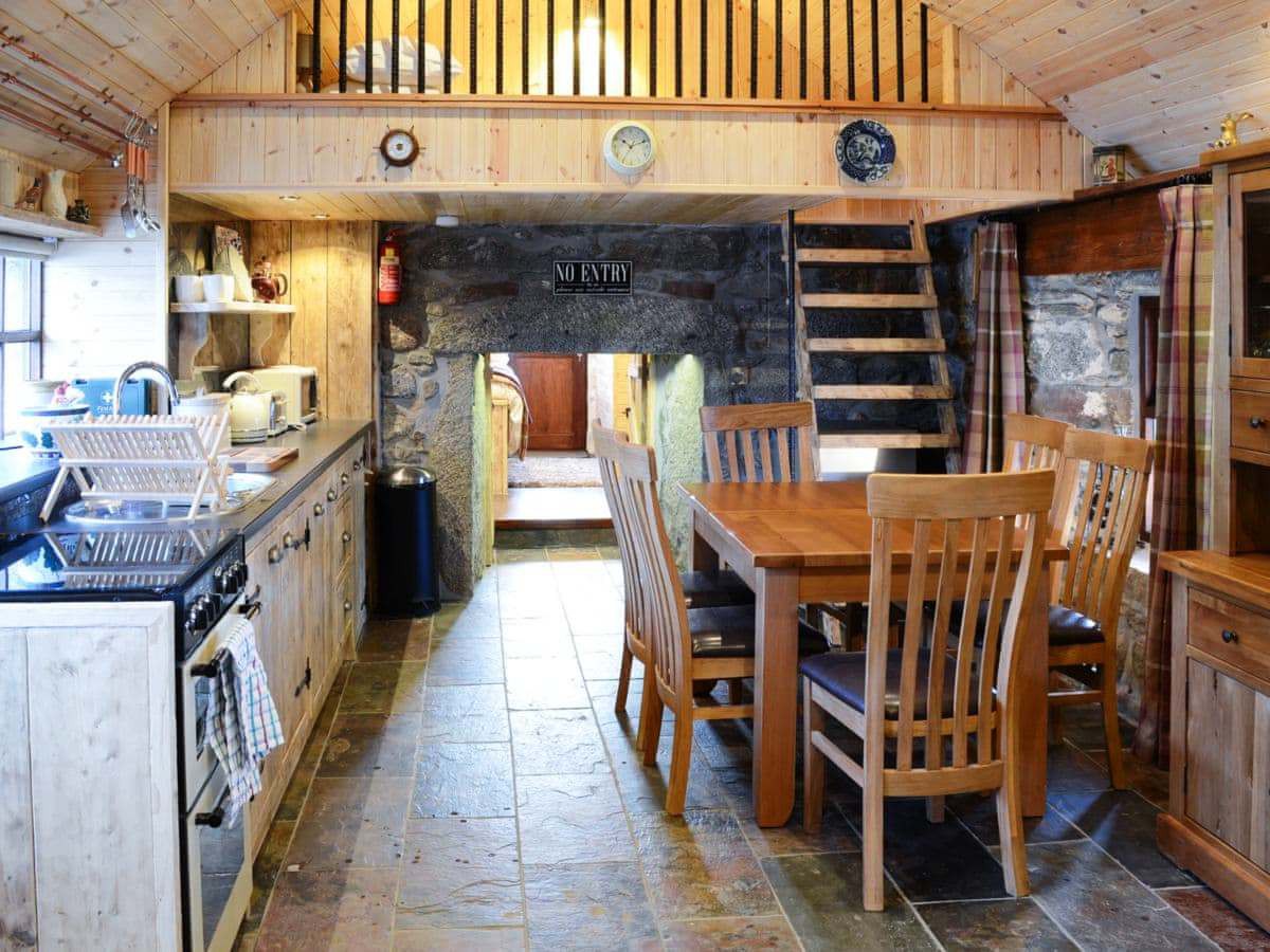 Capercaillie Luxury Cottage with Hot Tub