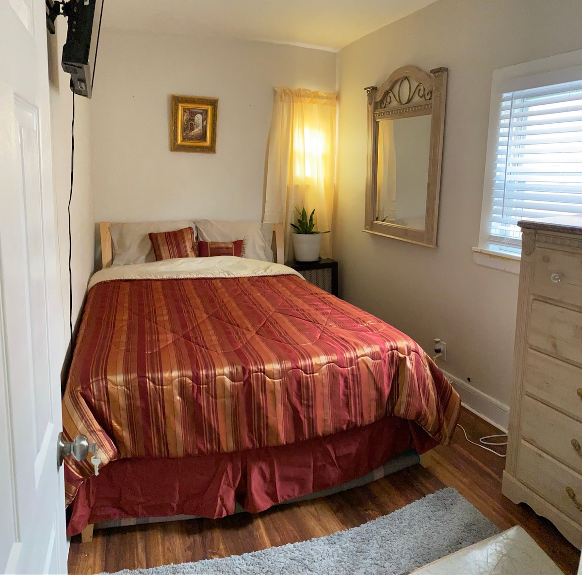 明亮舒适的独立卧室，位于住宅区。