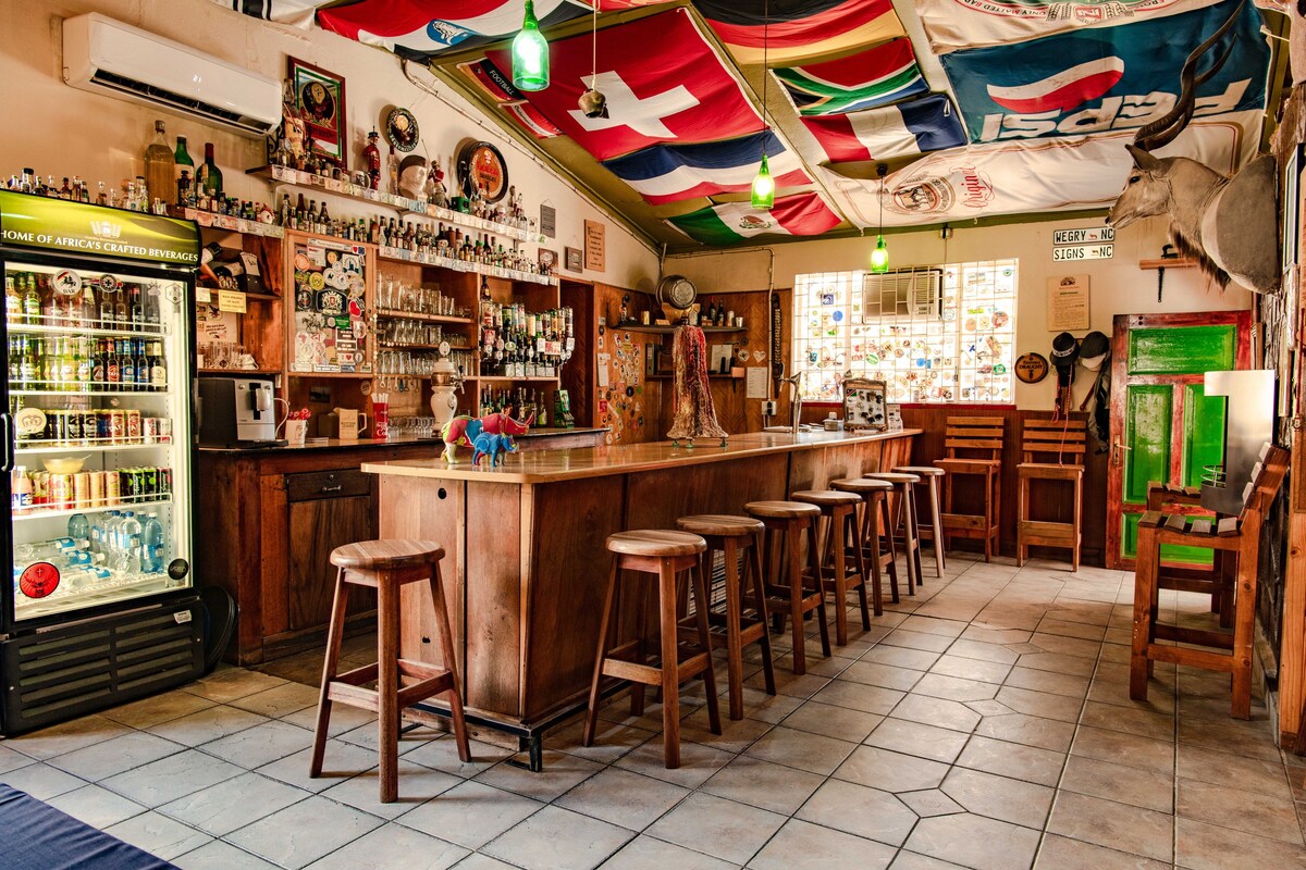 传统的Namibian乡村酒店，拥有很棒的酒吧