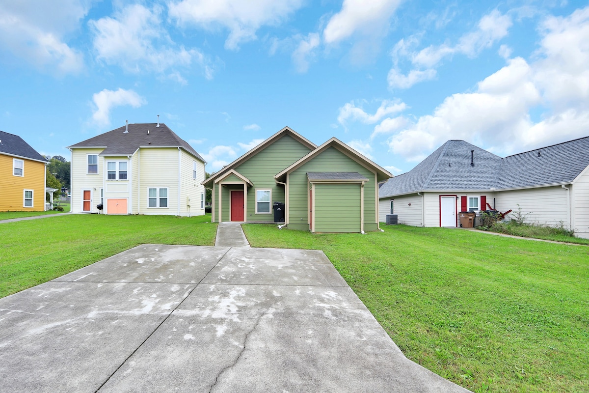 Cheerful 3 bedroom home nestled in downtown Knox