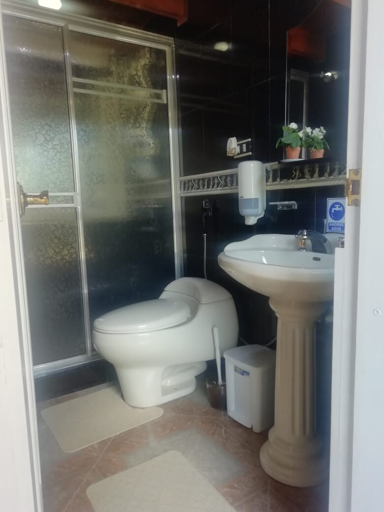 Hermosa habitación con baño privado.