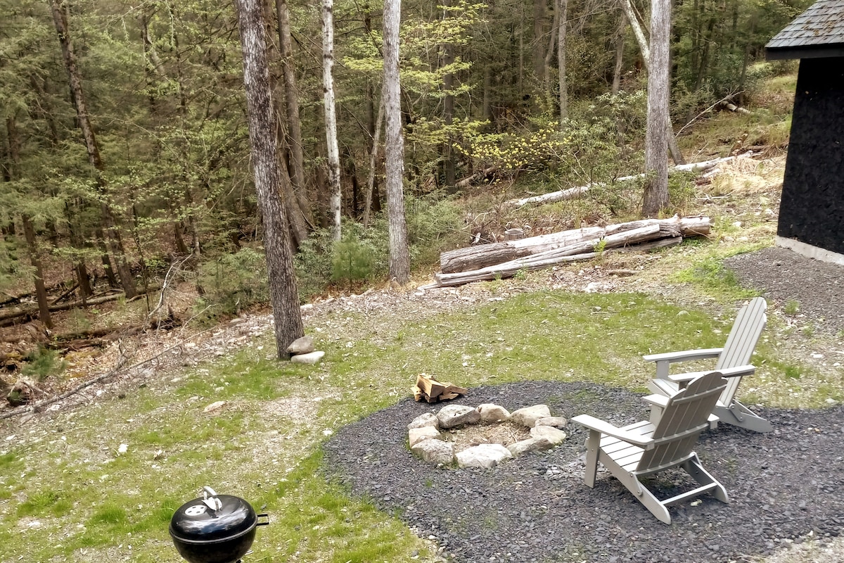 The Black Dymond
A Private Streamside Cabin