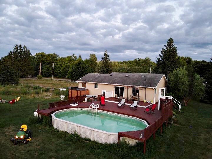 农舍，风景优美的后院，巨大的私人泳池。