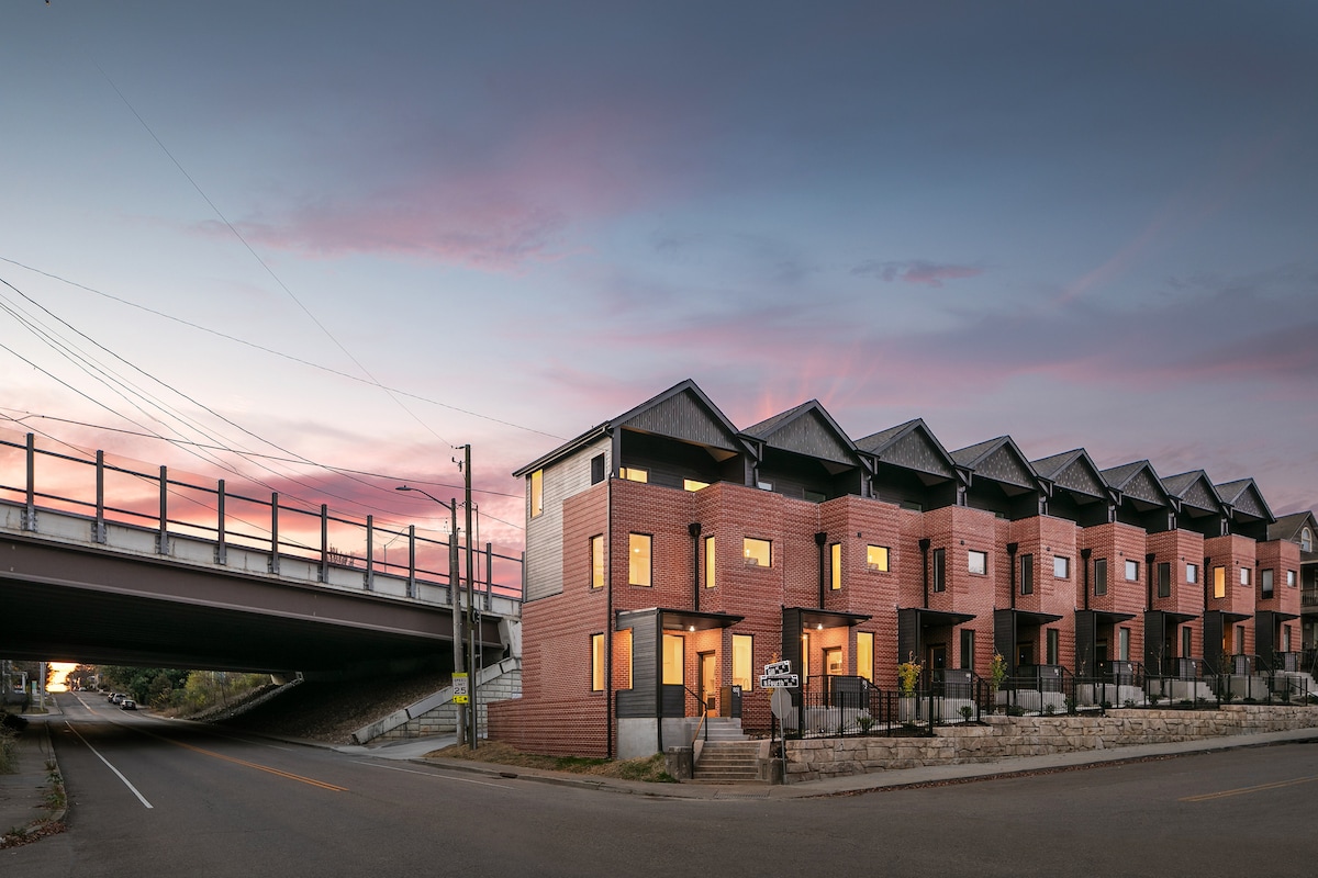 Modern downtown Knoxville townhome close to it all