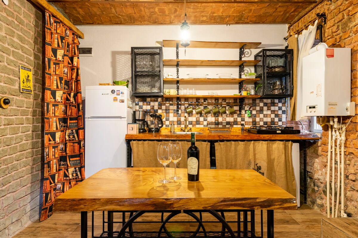 Vintage and cozy flat with stone wall in Taksim