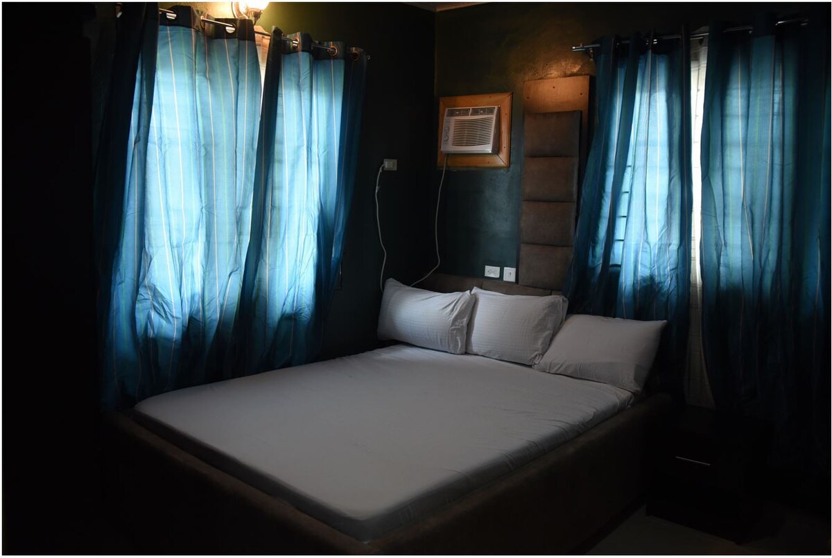 Lounge提供可爱的双卧室酒店式公寓