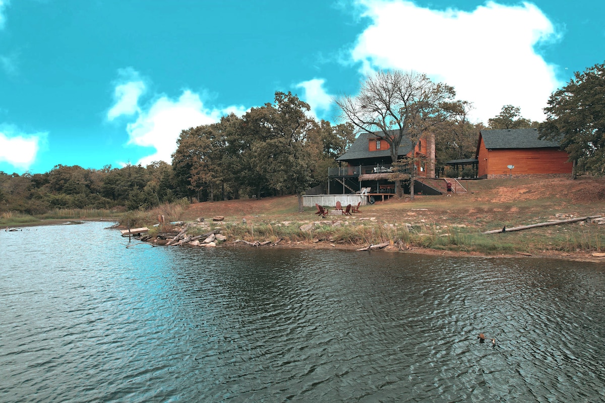 Charming EdgeWater Escape, nestled in private cove