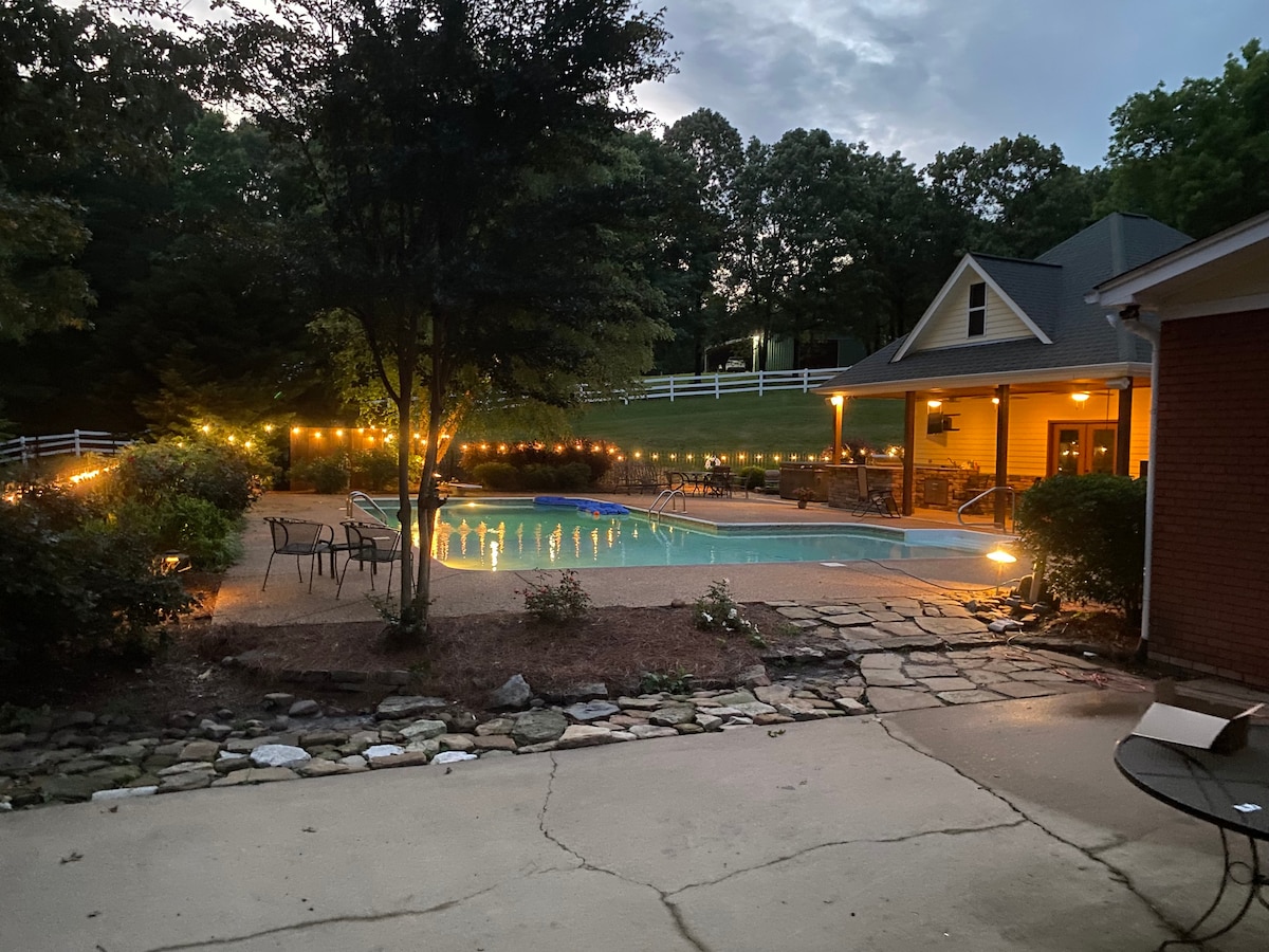 Cheerful House with POOL, Hot Tub, and Fire Pit