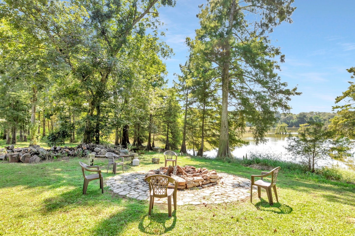 Relaxing 3 bedroom lake house