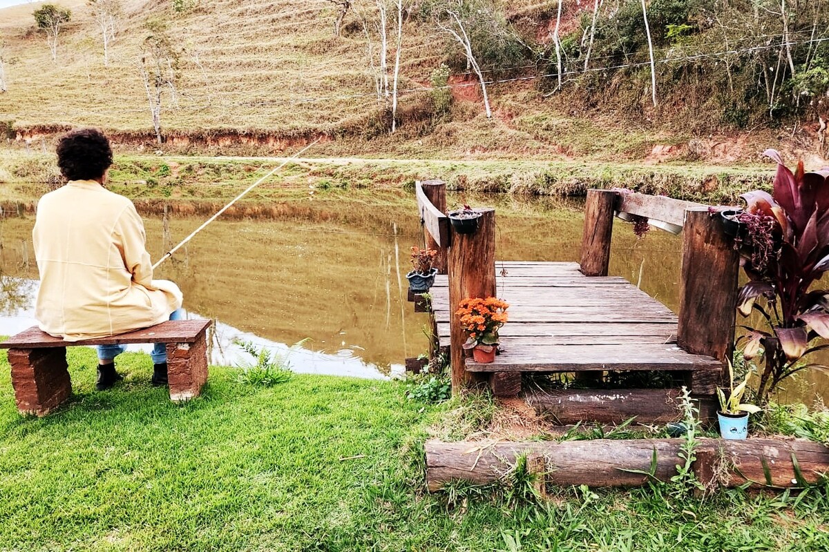 Casa no campo com lago no quintal