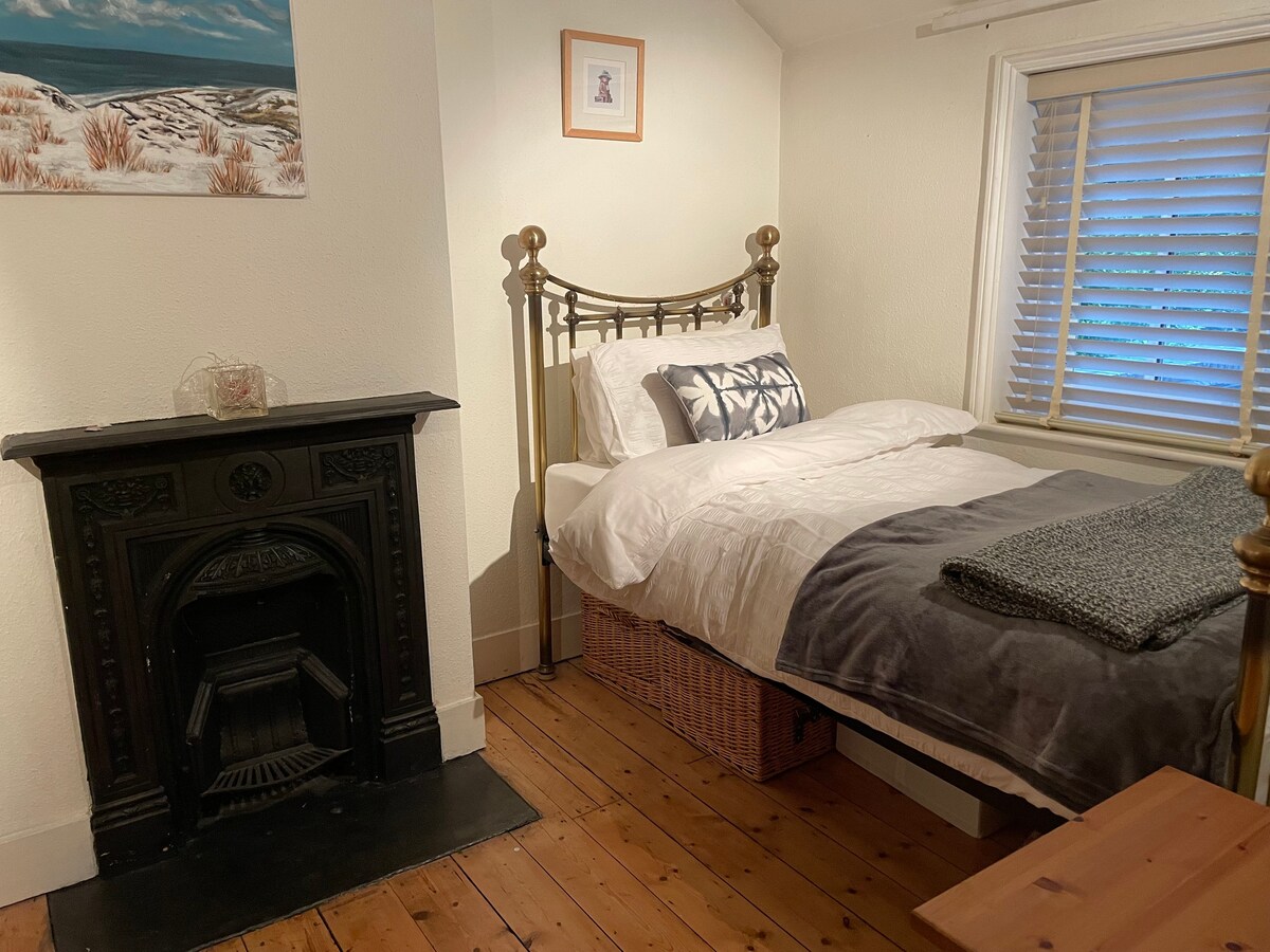 Cheerful Room For One In A Lovely Village Location