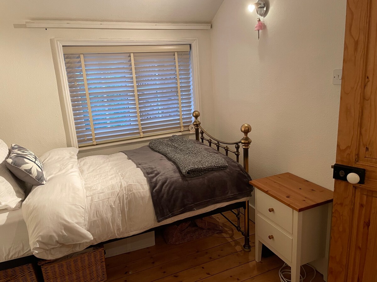 Cheerful Room For One In A Lovely Village Location