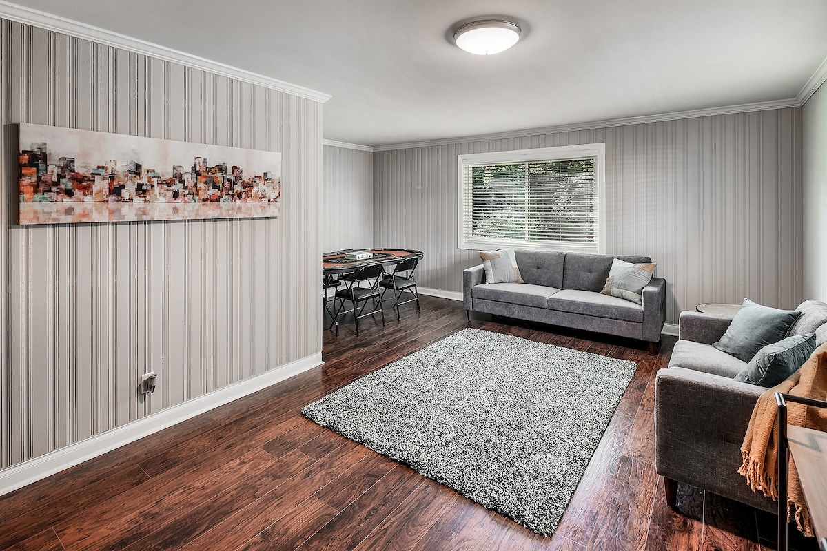 Stylish & Updated 3BR ✦2 mi to Uptown✦ Poker Table