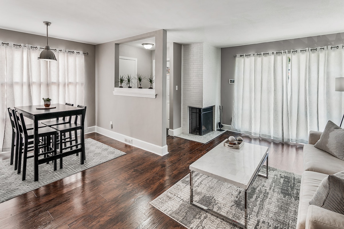 Stylish & Updated 3BR ✦2 mi to Uptown✦ Poker Table