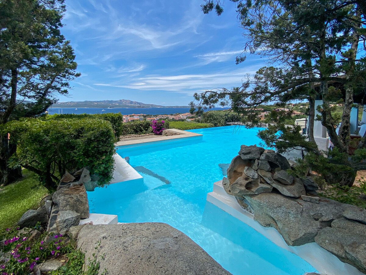 Villa with infinity pool, center, sea view
