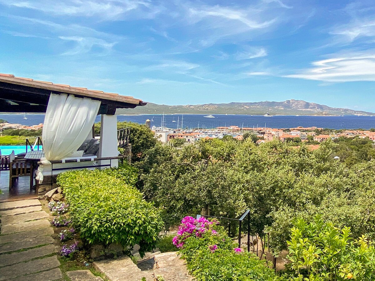 Villa with infinity pool, center, sea view