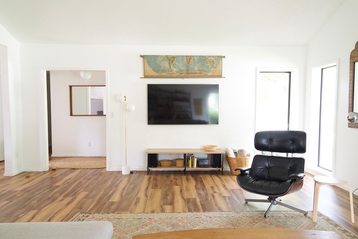 ☼ 阳光明媚、现代化的☼3卧室公寓，非常适合自行车和家庭入住！