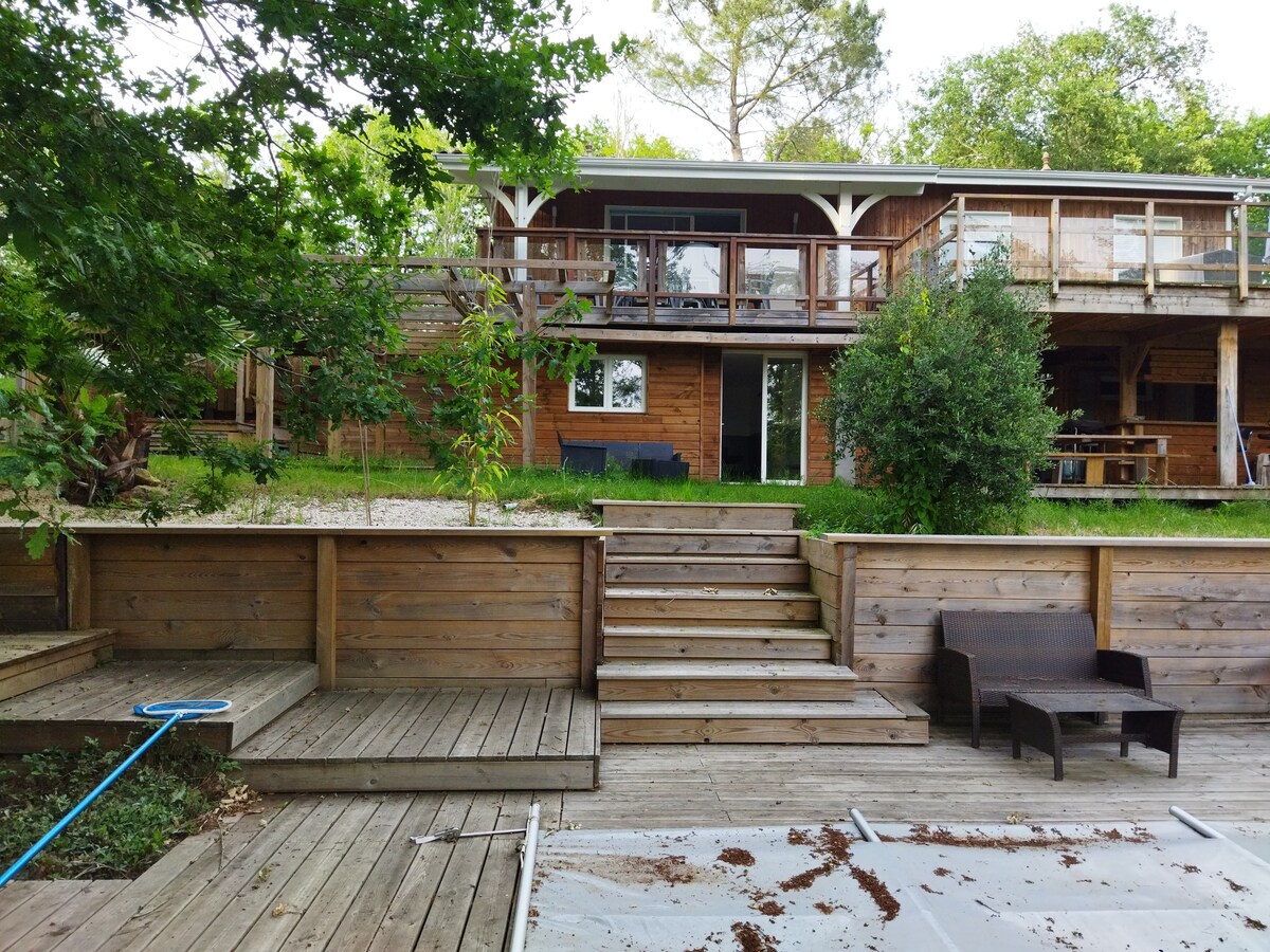 Jolie Villa dans les bois , au bord de la L eyre