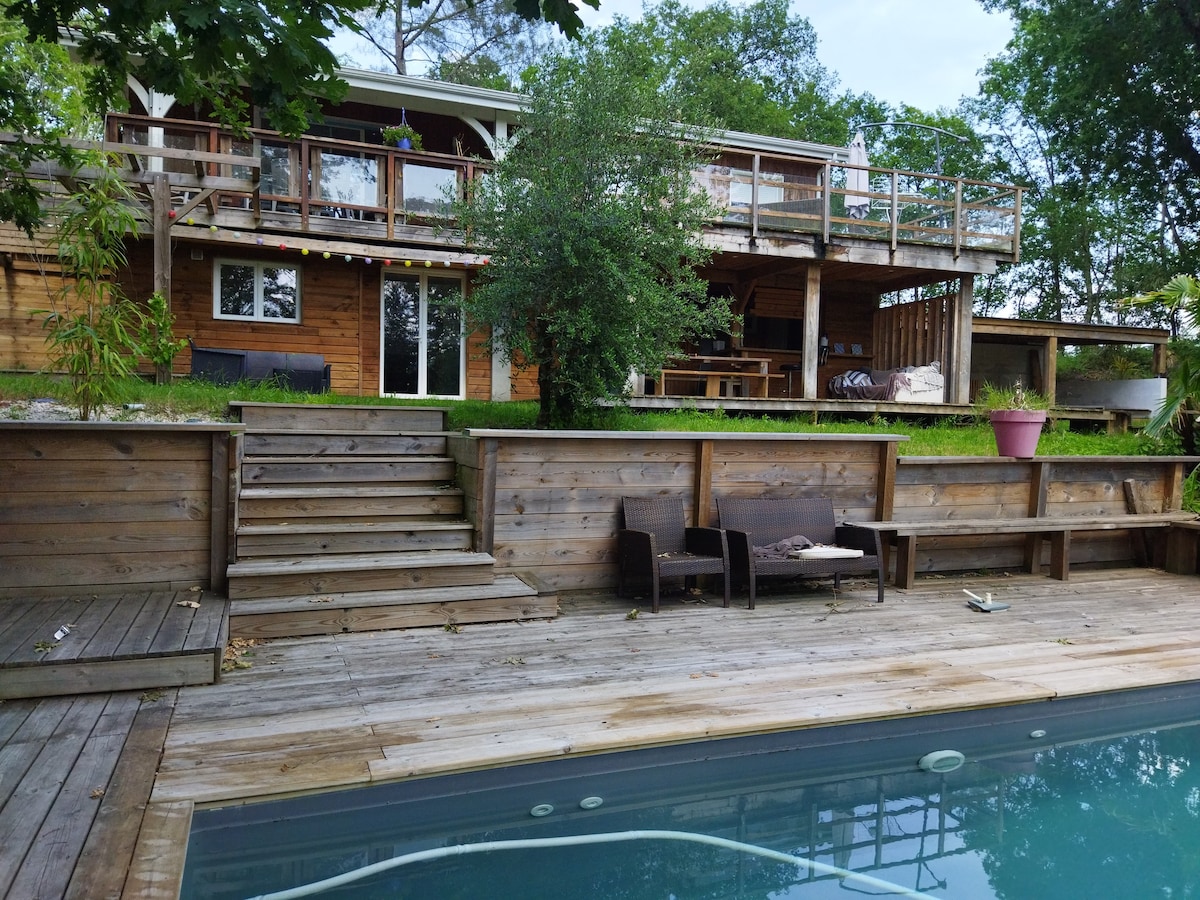 Jolie Villa dans les bois , au bord de la L eyre