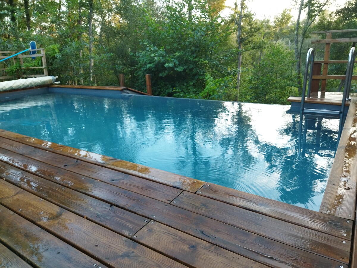 Jolie Villa dans les bois , au bord de la L eyre