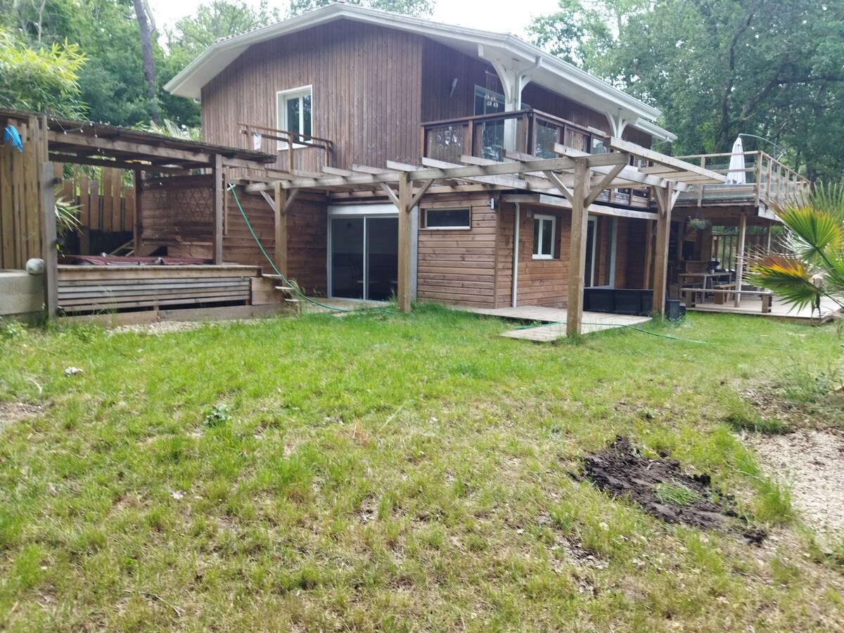 Jolie Villa dans les bois , au bord de la L eyre