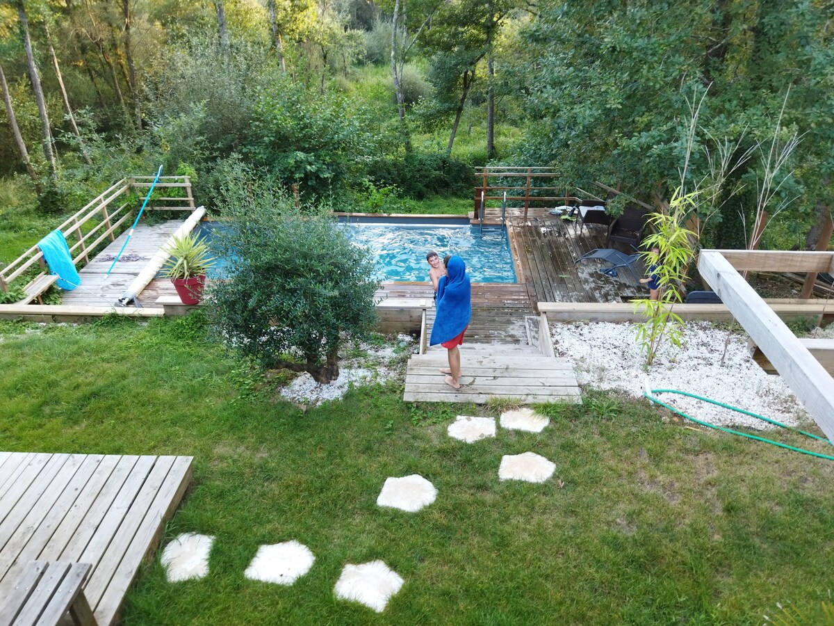 Jolie Villa dans les bois , au bord de la L eyre