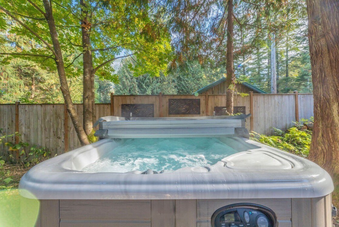 舒适、全围栏（允许携带宠物入住）的度假木屋，带热水浴缸