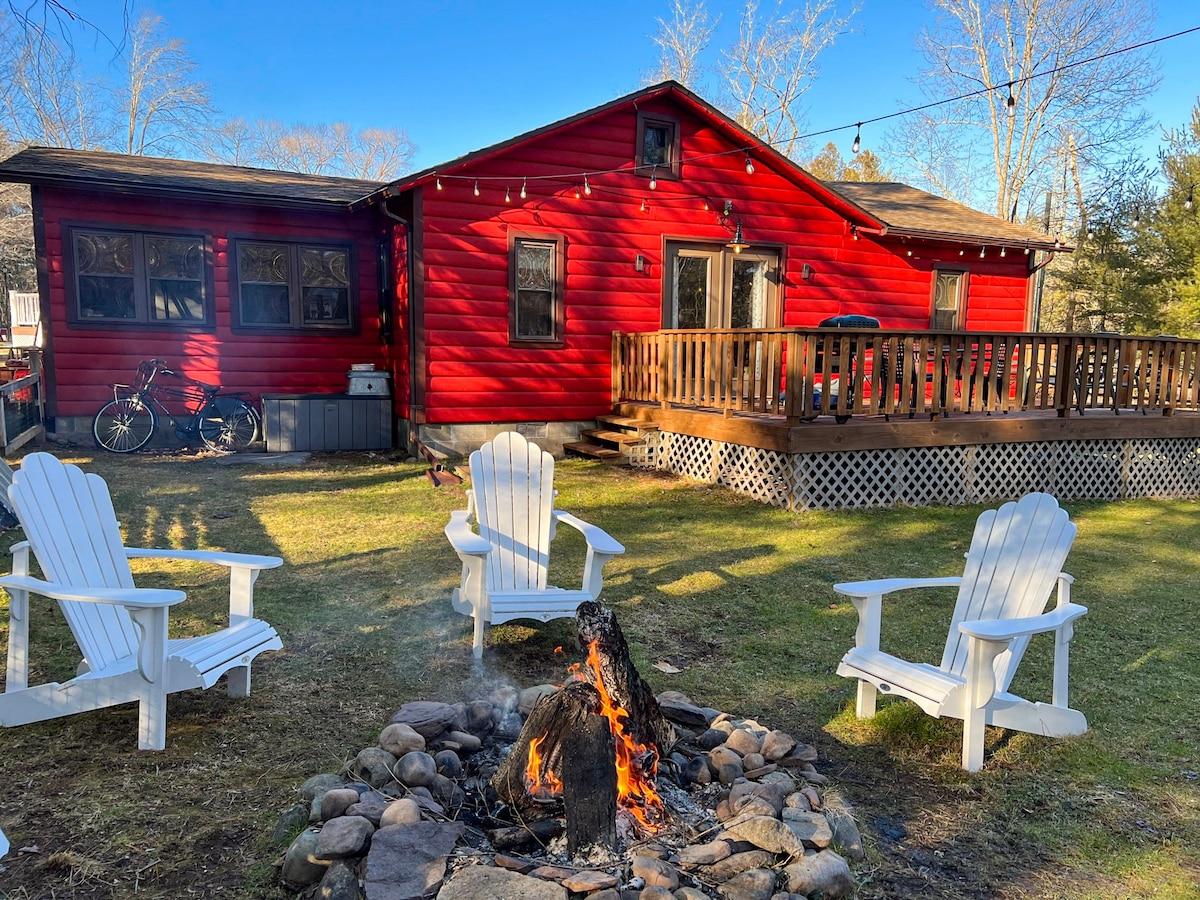 Cozy Lake Cabin with fireplace - Pets Welcome