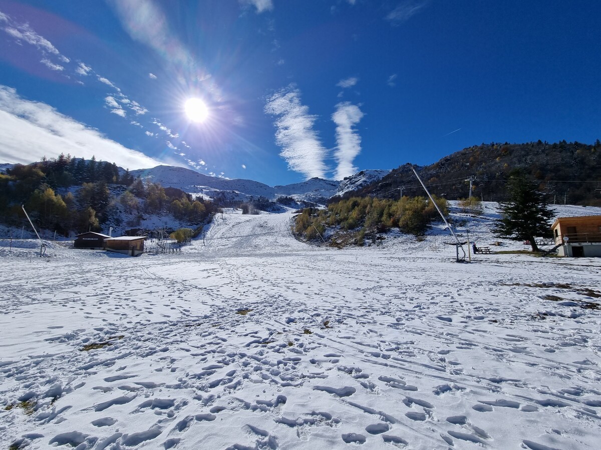 阳光明媚的公寓，您可以欣赏到山坡的美景。