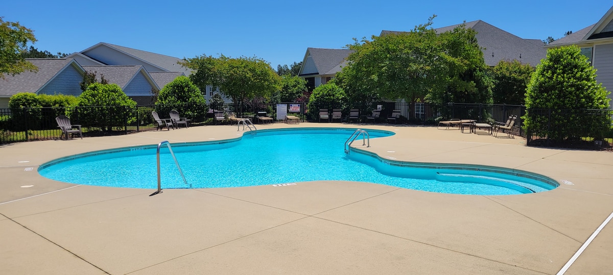 Cool Condo in Quiet Community > Pool; Golf; Fish.