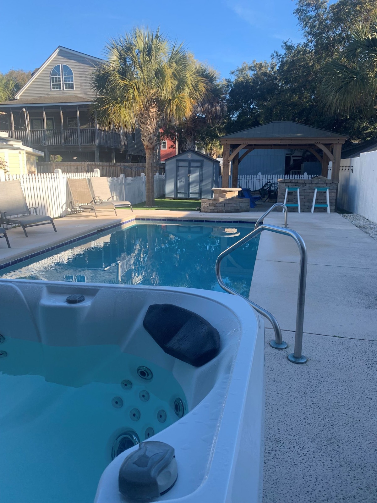 Windswept: Heated Pool, Hot Tub, and Firepit