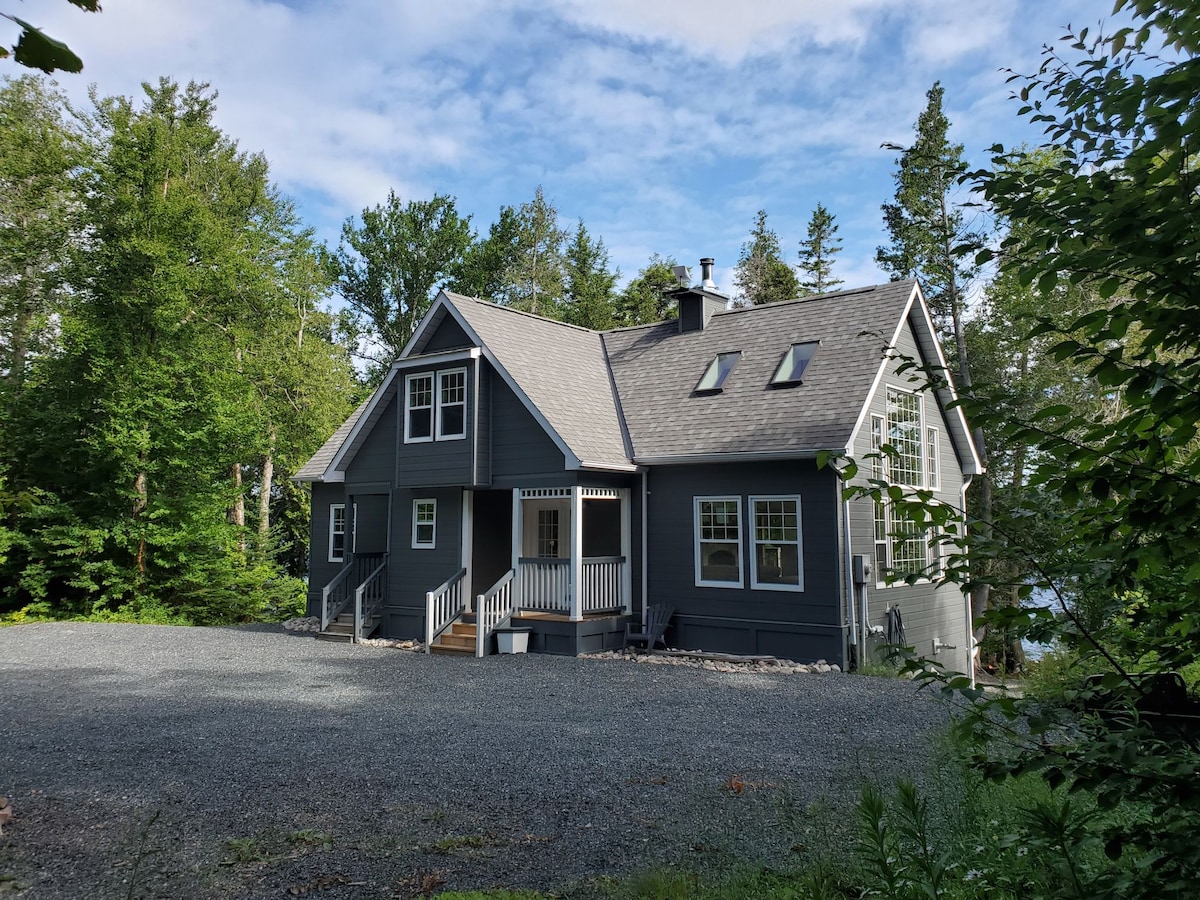 The Sunrise - Waterfront cottage on Dunlop Lake