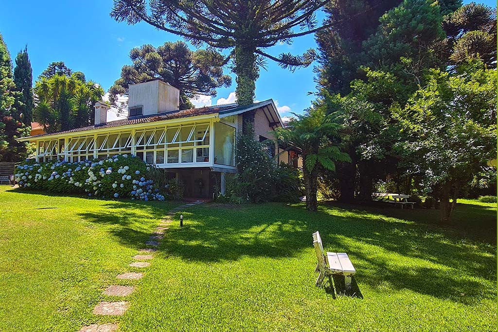 Casa em Gramado com Lago e Jardim