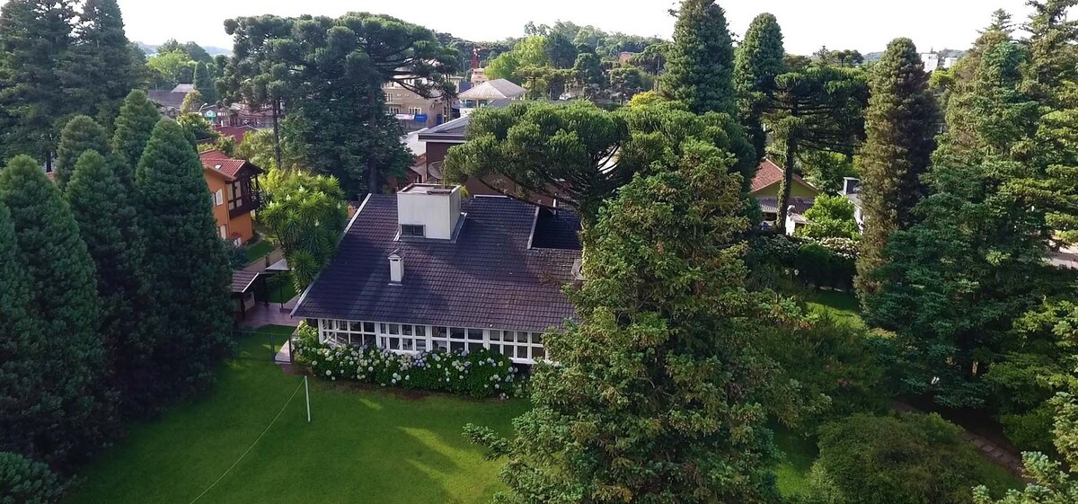 Casa em Gramado com Lago e Jardim