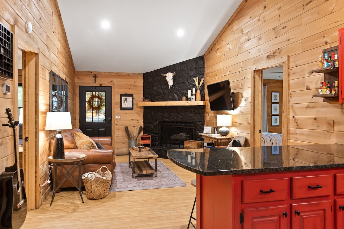 Newly Renovated Rustic Modern Cabin